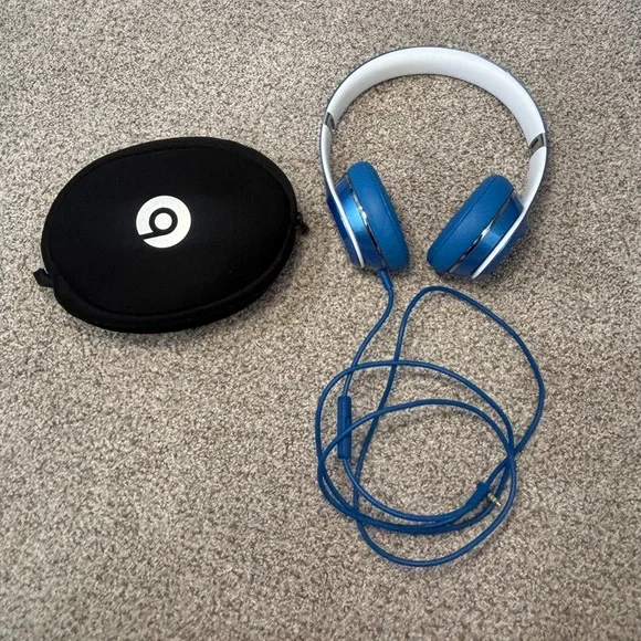 Beats by Dr. Dre Solo2 Over the Ear Headphones Blue with Case - Picture 1 of 8